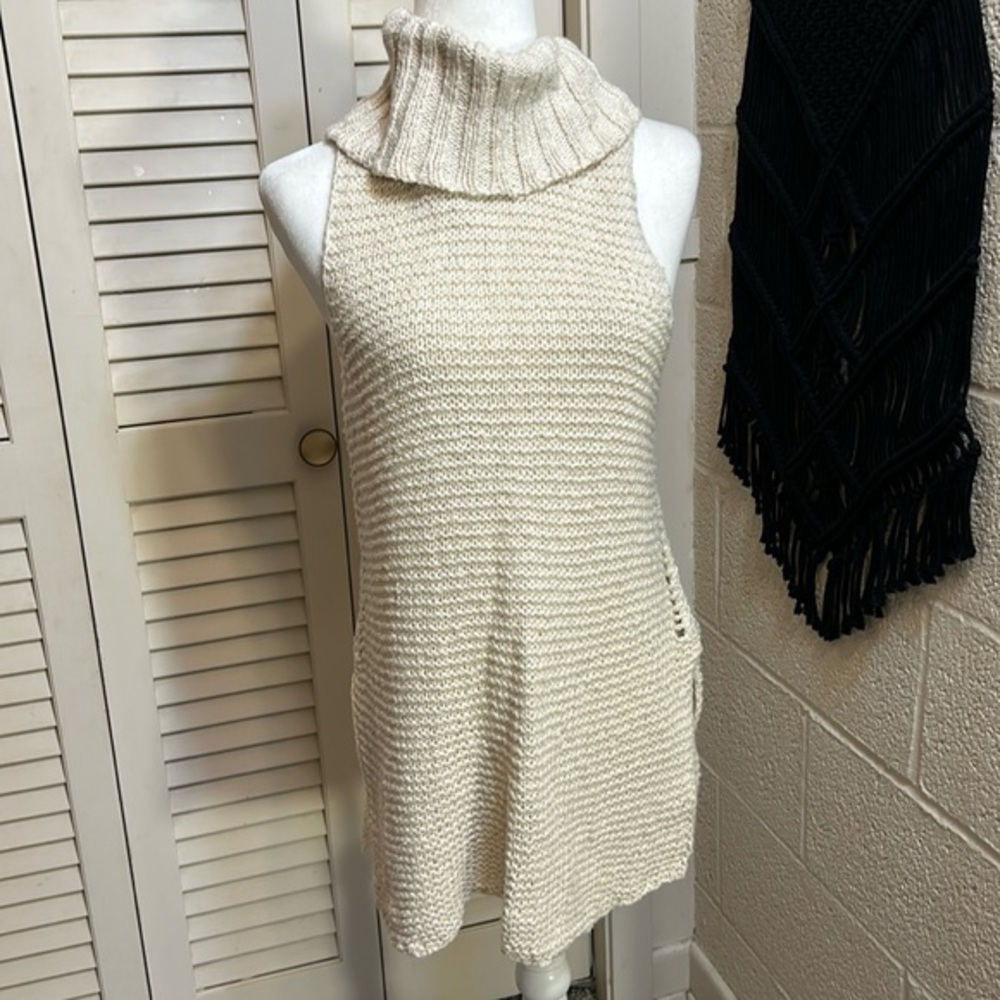 BILLABONG M cream colored knit cowl neck tunic sleeveless sweater- great cond